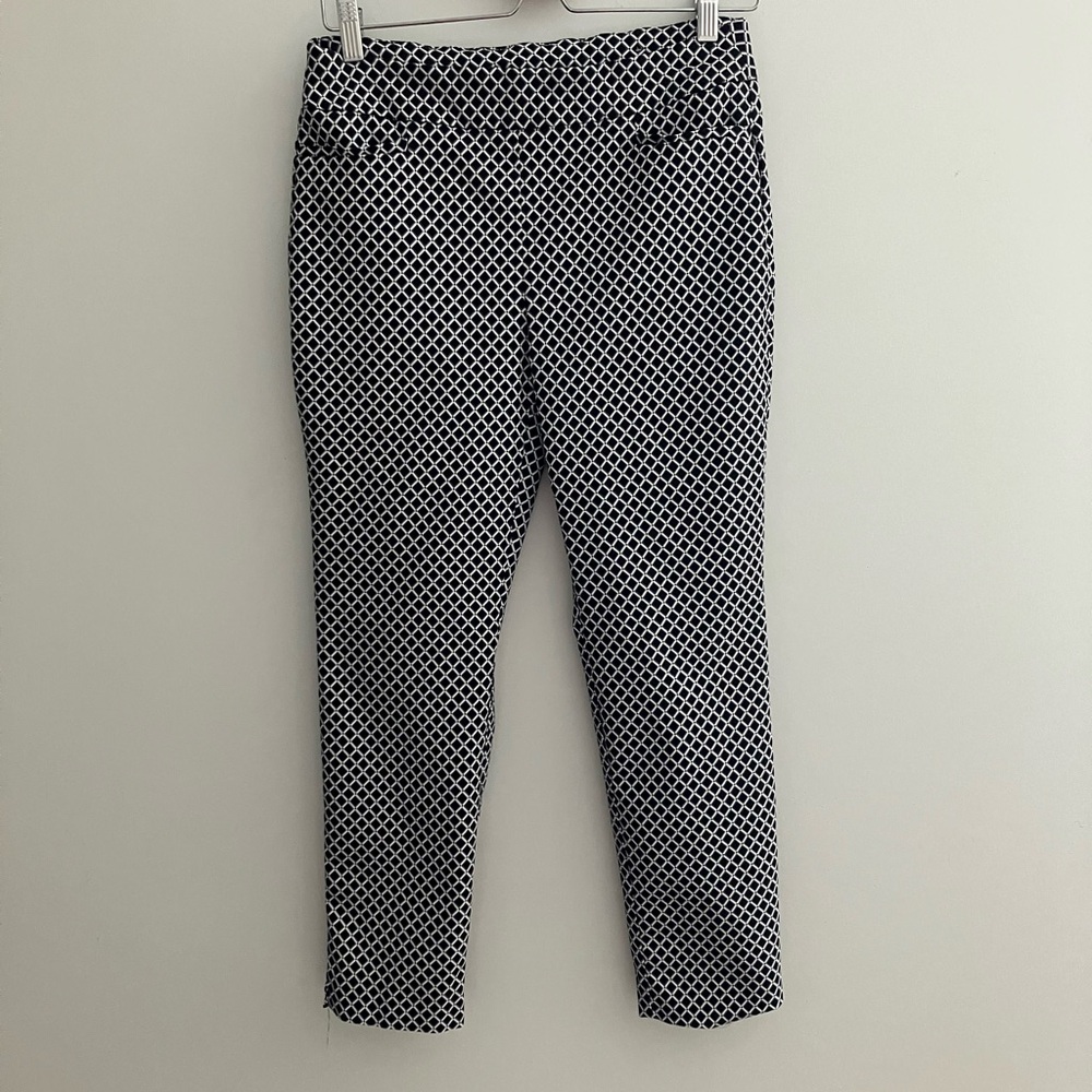 Chico's Black & Grey Diamond Print Stretch Capris Size .5P (US 6P)
